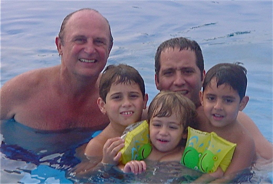 El abuelo con sus nietos, Daniel, Lukas y Juan Antonio Lloreda, y su hijo Jorge Alberto.