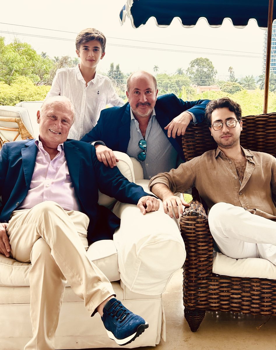 Con sus nietos Sebastian, Lukas y Felipe su hijo