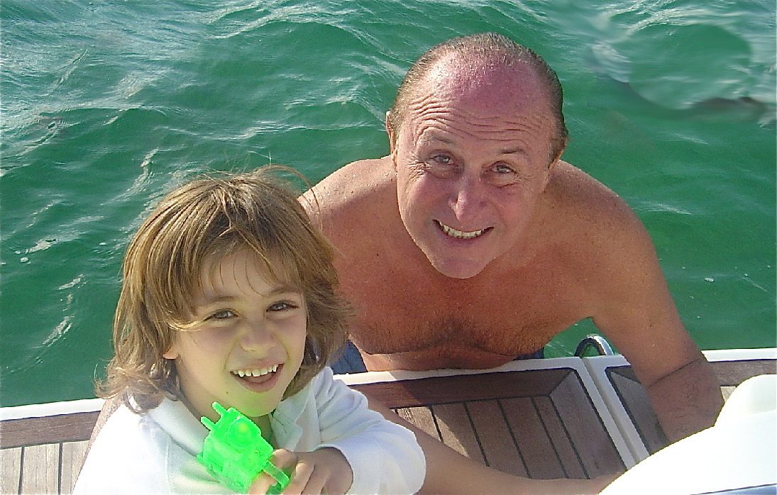 Lukas lloreda con su abuelo