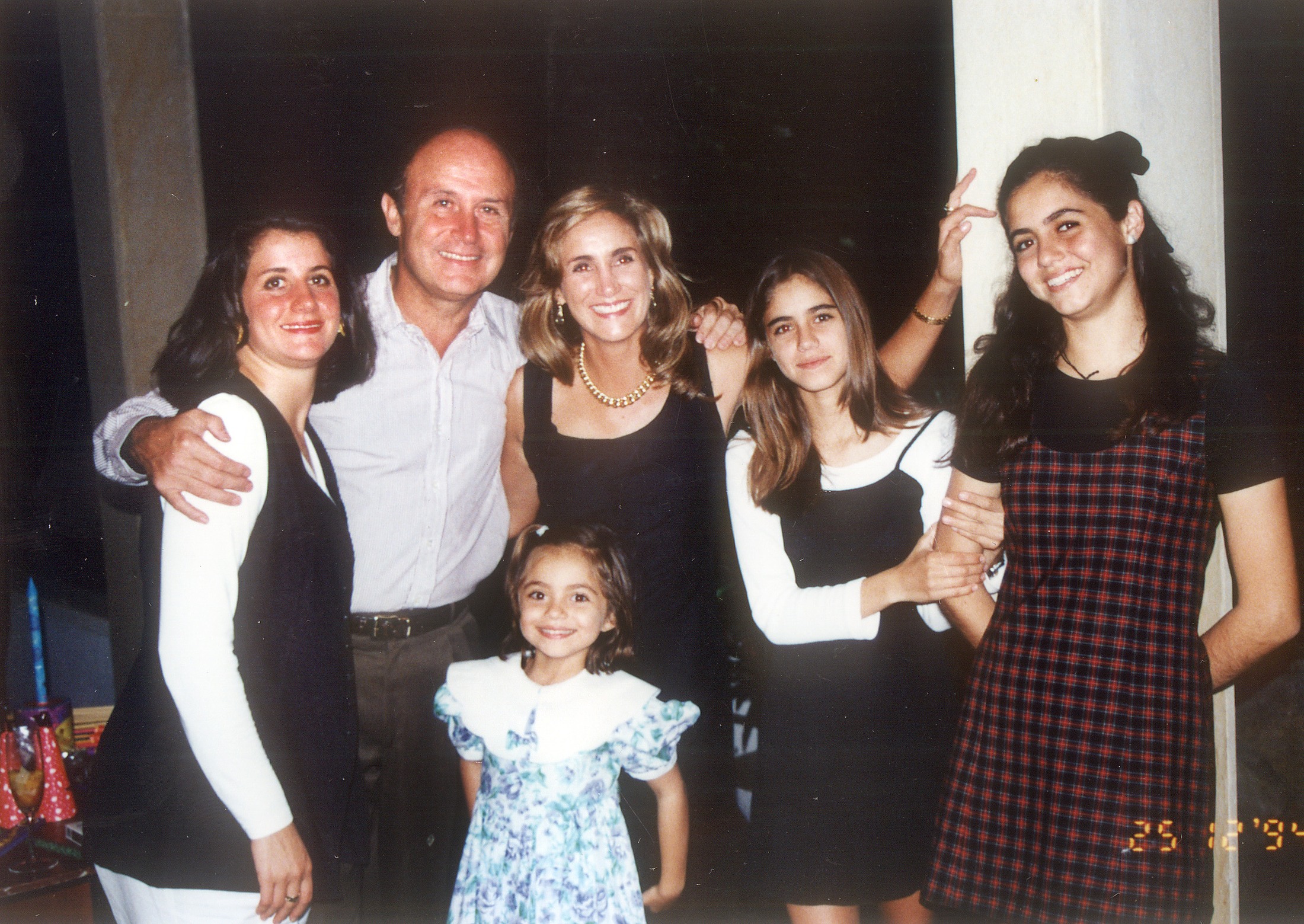 María Lucía Lloreda con su padre Álvaro José, Claudia, María, Paula y Gabriela Quintana.
