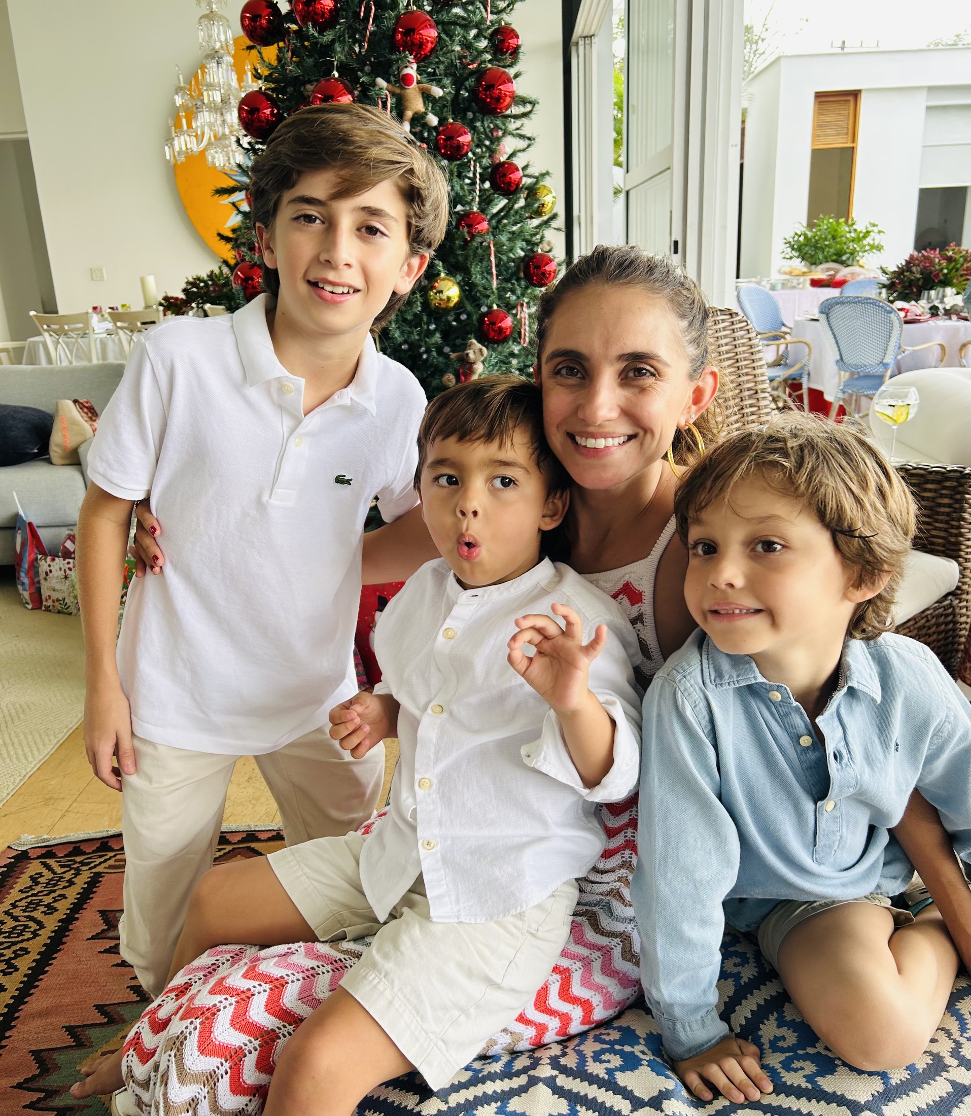 Gabriela Quintana con sus dos hijos, Juansi y Luca y Sebastián Lloreda Gamboa