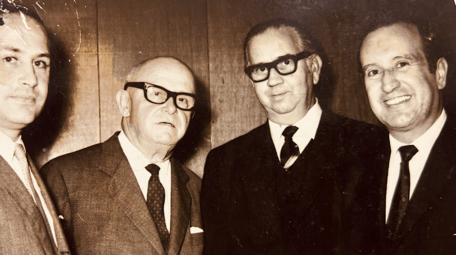 Alvaro con su padre y Misael Pastrana